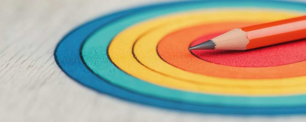 Crayon visant une cible au centre, représentant la clarté des objectifs et l’alignement des équipes grâce à un brief structuré.