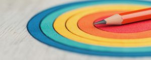 Crayon visant une cible au centre, représentant la clarté des objectifs et l’alignement des équipes grâce à un brief structuré.
