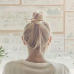 dirigeante analysant une stratégie expérience client et intelligence artificielle